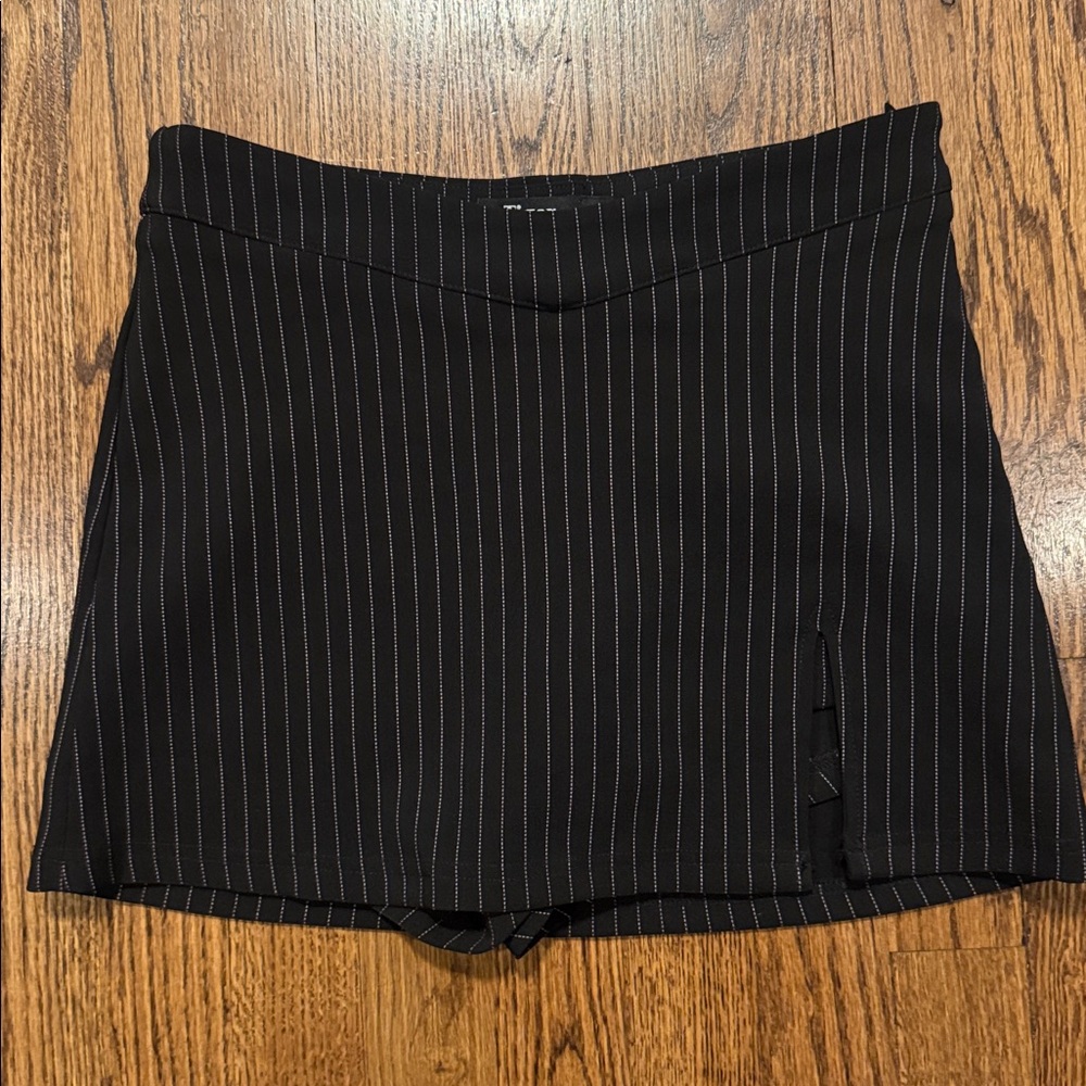 Tiger Mist cayenne Black pin striped skort size small